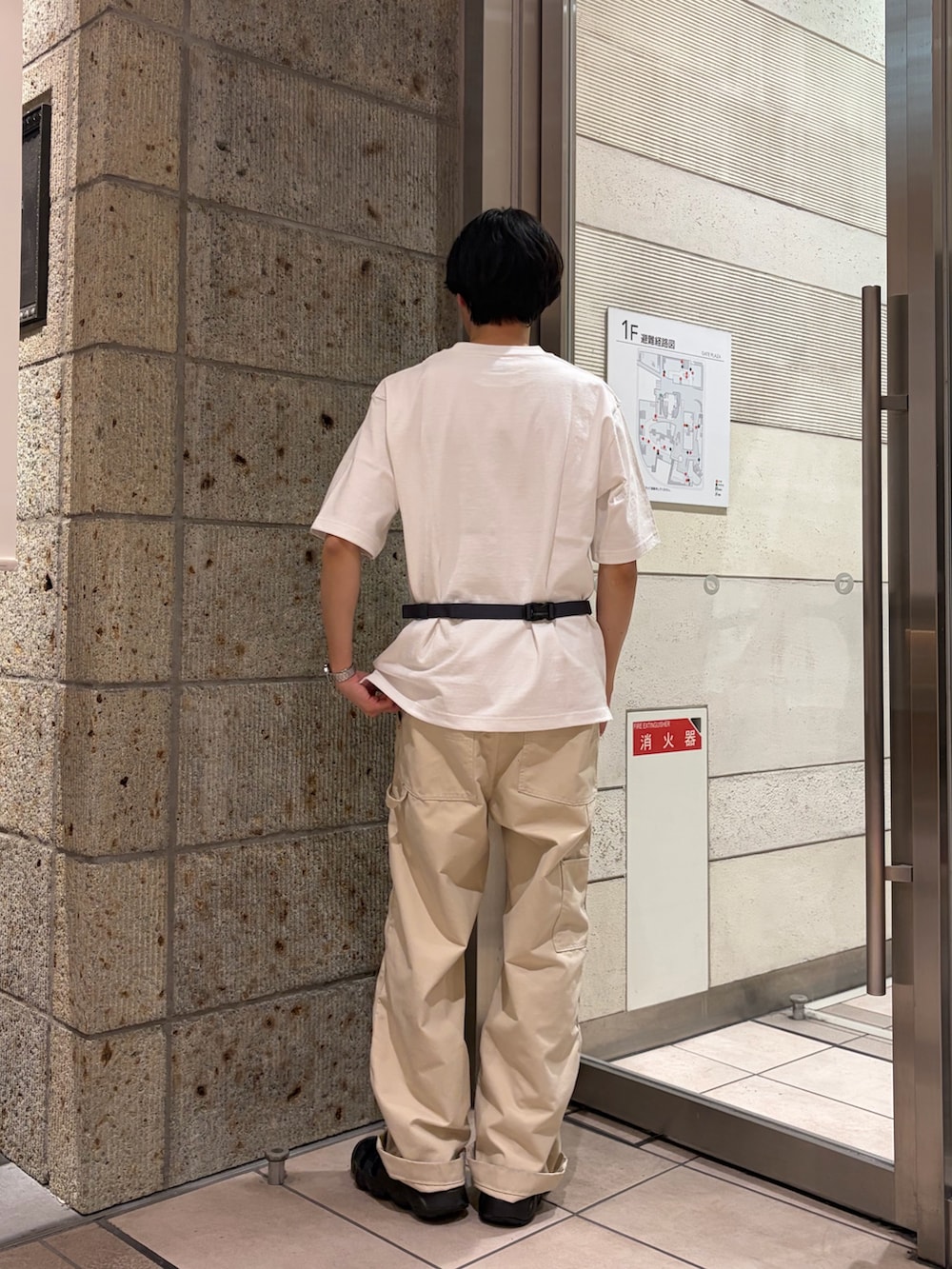 ホワイト系のTシャツ/カットソー、グリーン系のボディバッグ/ウエストポーチ、ホワイト系のその他パンツを着用したメンズの春コーディネートの3枚目の写真