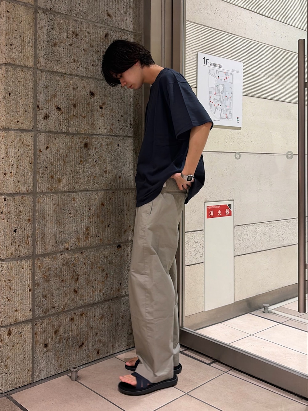 ブルー系のTシャツ/カットソー、ブルー系のサンダル、グレー系のその他パンツを着用したメンズの春コーディネートの3枚目の写真