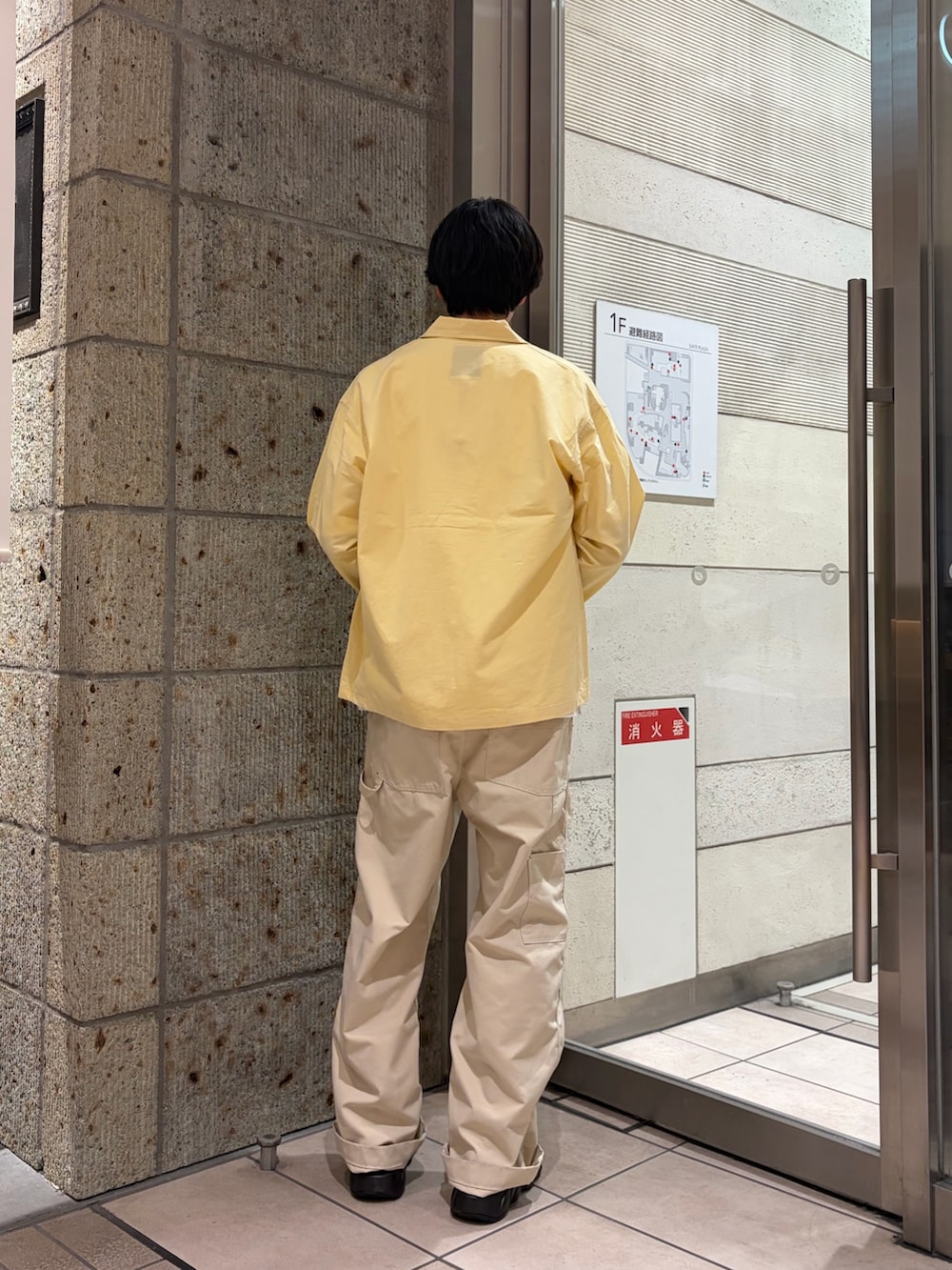 ホワイト系のTシャツ/カットソー、ホワイト系のその他パンツ、ブラック系のサンダルを着用したメンズの春コーディネートの5枚目の写真