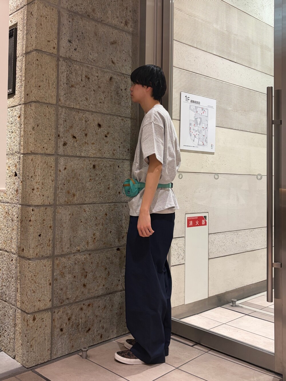 ブルー系のその他パンツ、ブラウン系のスニーカー、グレー系のTシャツ/カットソーを着用したメンズの春コーディネートの3枚目の写真
