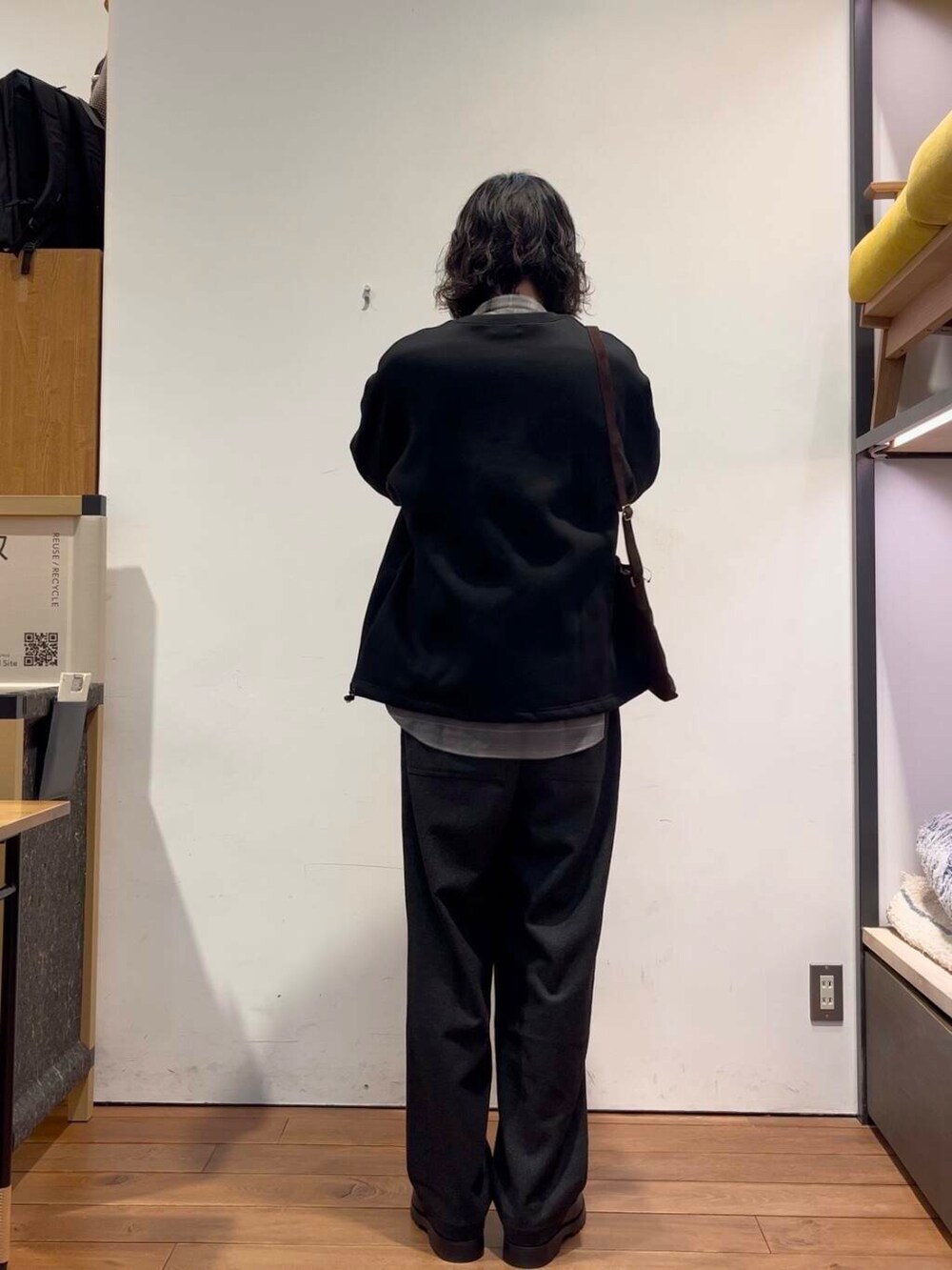ブラウン系のショルダーバッグ、ブラック系のその他パンツ、ブラック系のカーディガン/ボレロを着用したメンズの冬コーディネートの4枚目の写真