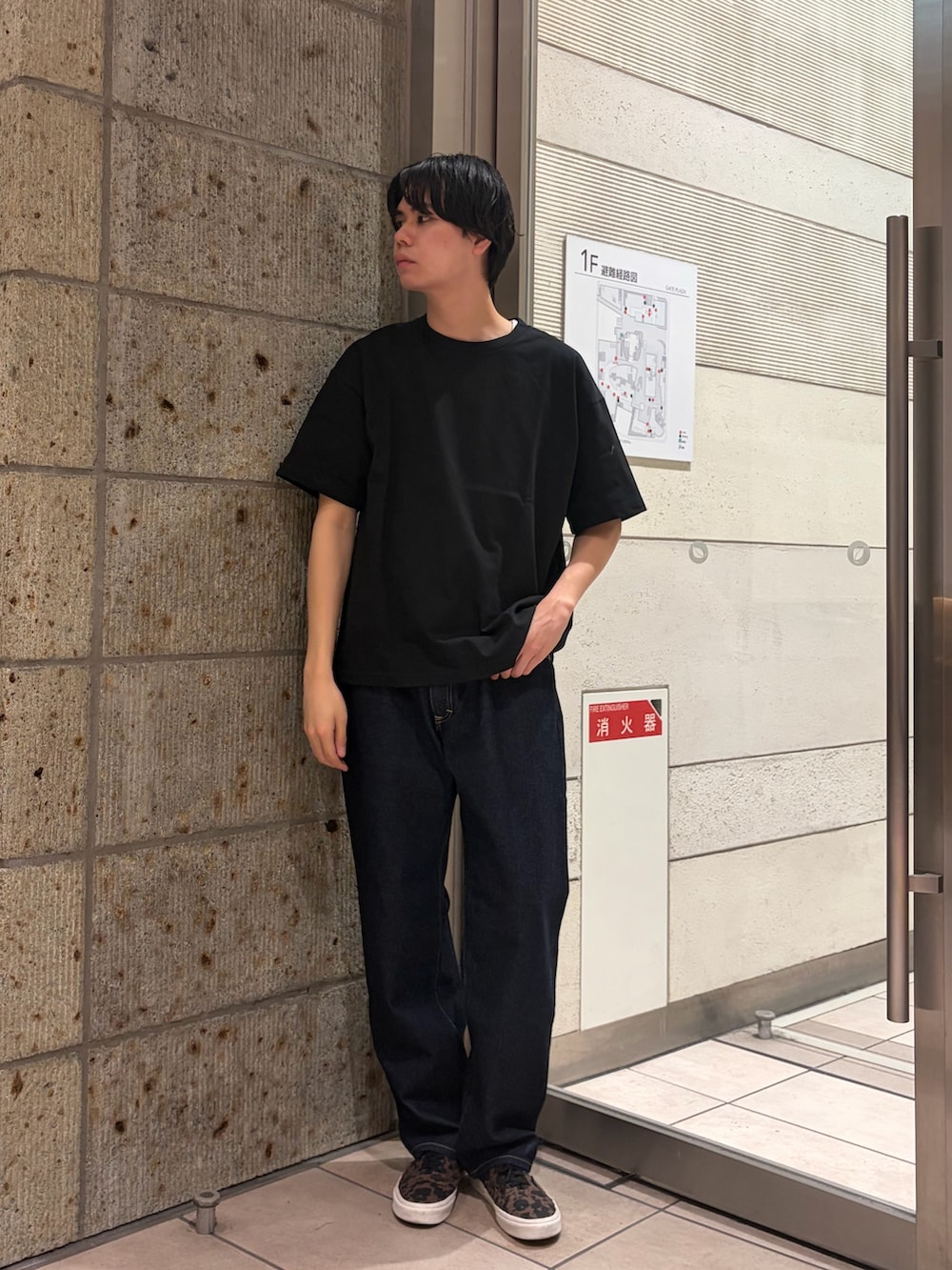 グリーン系のブルゾン、ブラック系のTシャツ/カットソー、ブルー系のデニムパンツを着用したメンズの春コーディネートの4枚目の写真