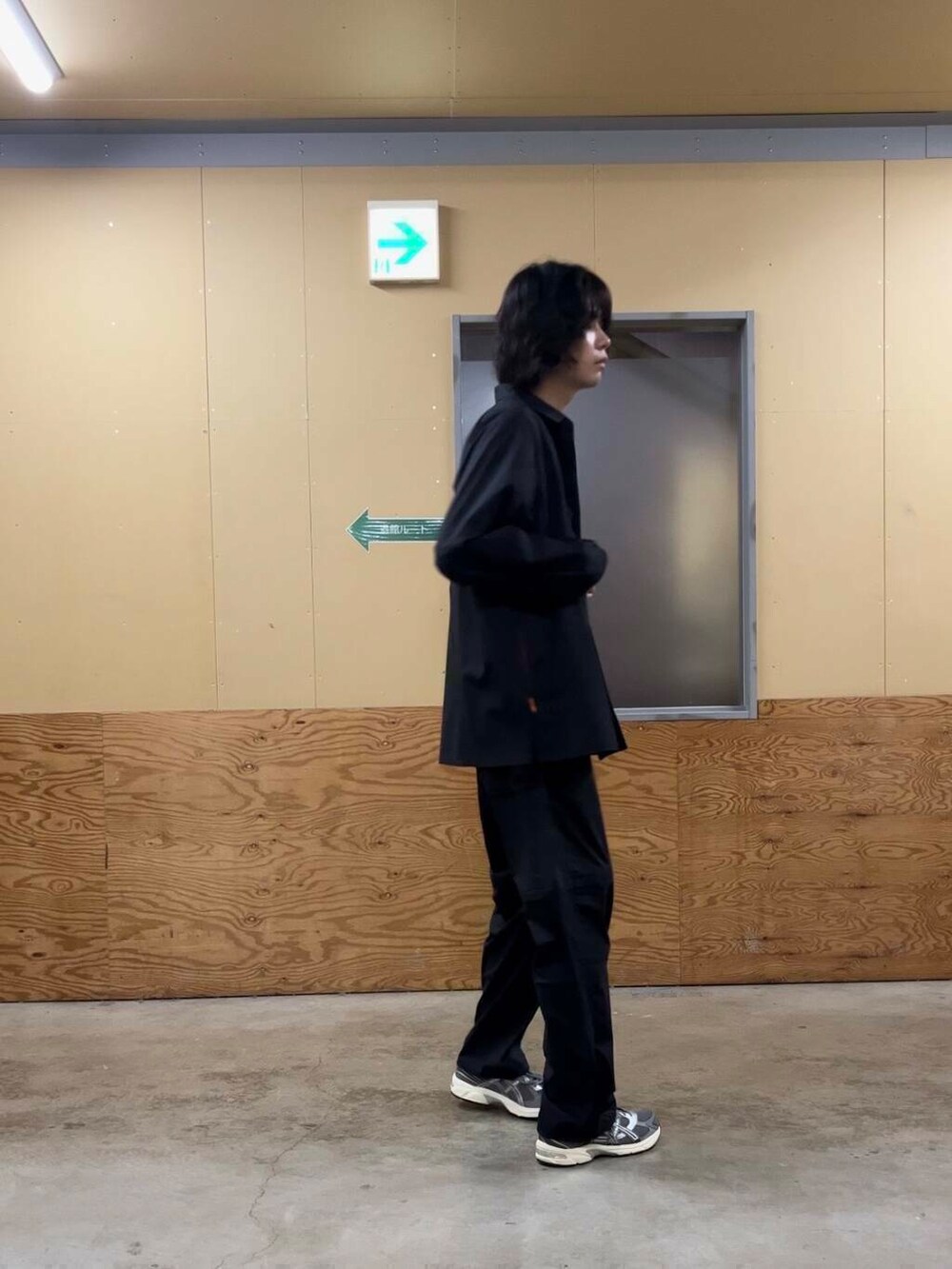 ブラック系のその他パンツ、ブラック系のシャツ/ブラウス、グレー系のスニーカーを着用したメンズの秋コーディネートの2枚目の写真