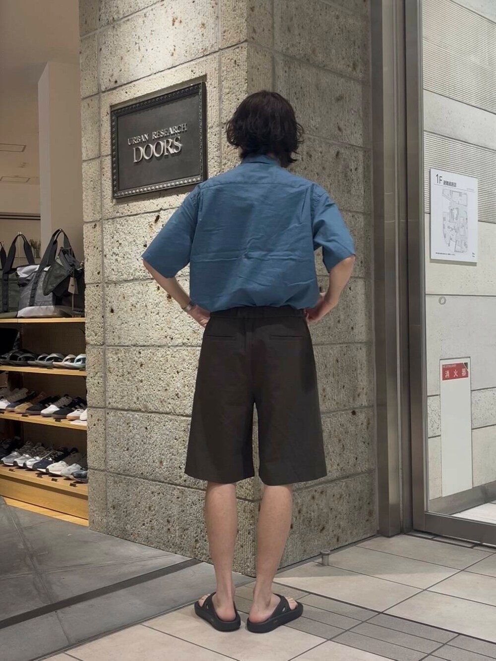 ブラウン系のネクタイ、ブルー系のシャツ/ブラウス、ブラウン系のその他パンツを着用したメンズの夏コーディネートの5枚目の写真