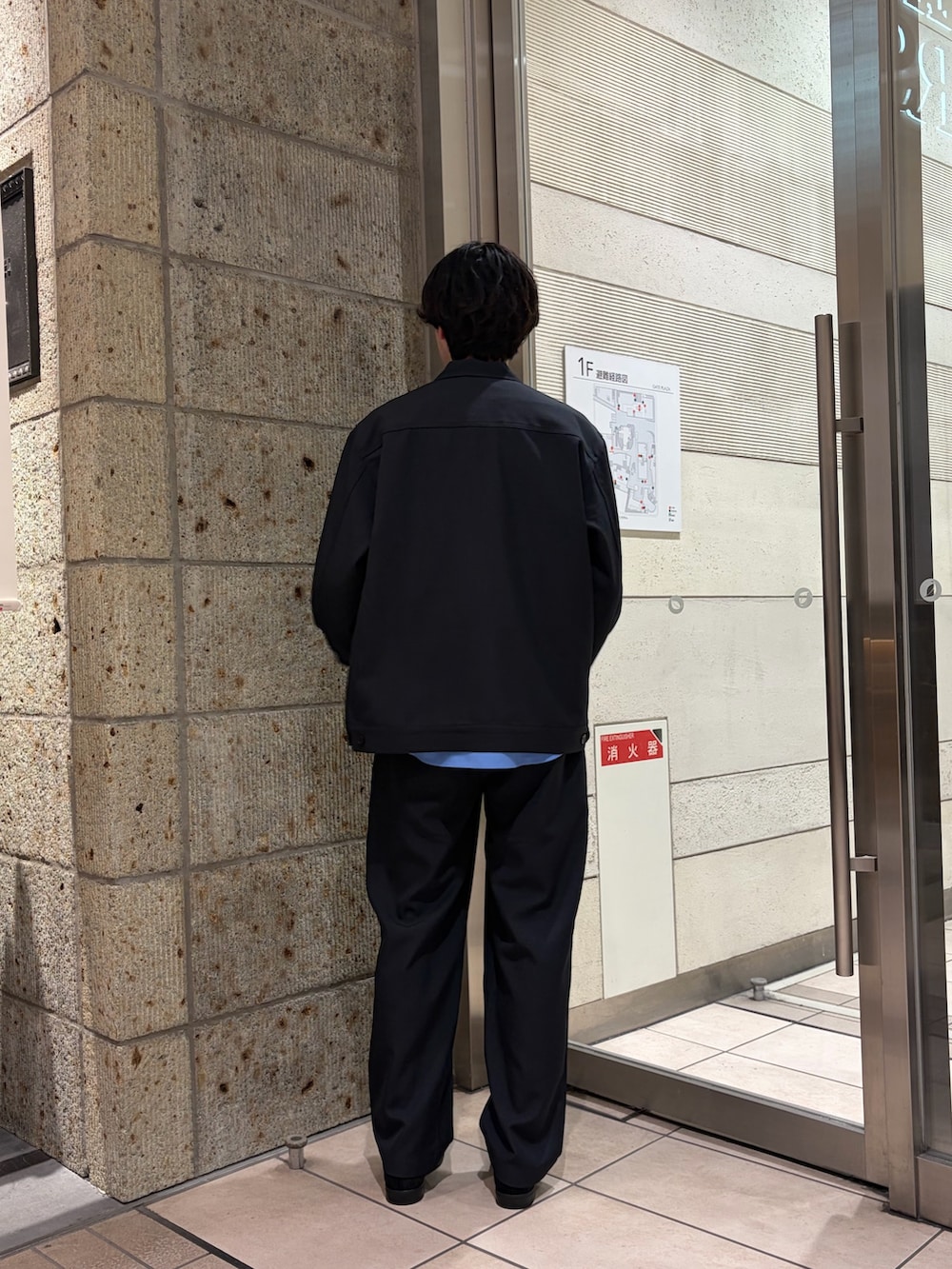 ブルー系のテーラードジャケット、ブルー系のシャツ/ブラウス、ブルー系のその他パンツを着用したメンズの冬コーディネートの4枚目の写真