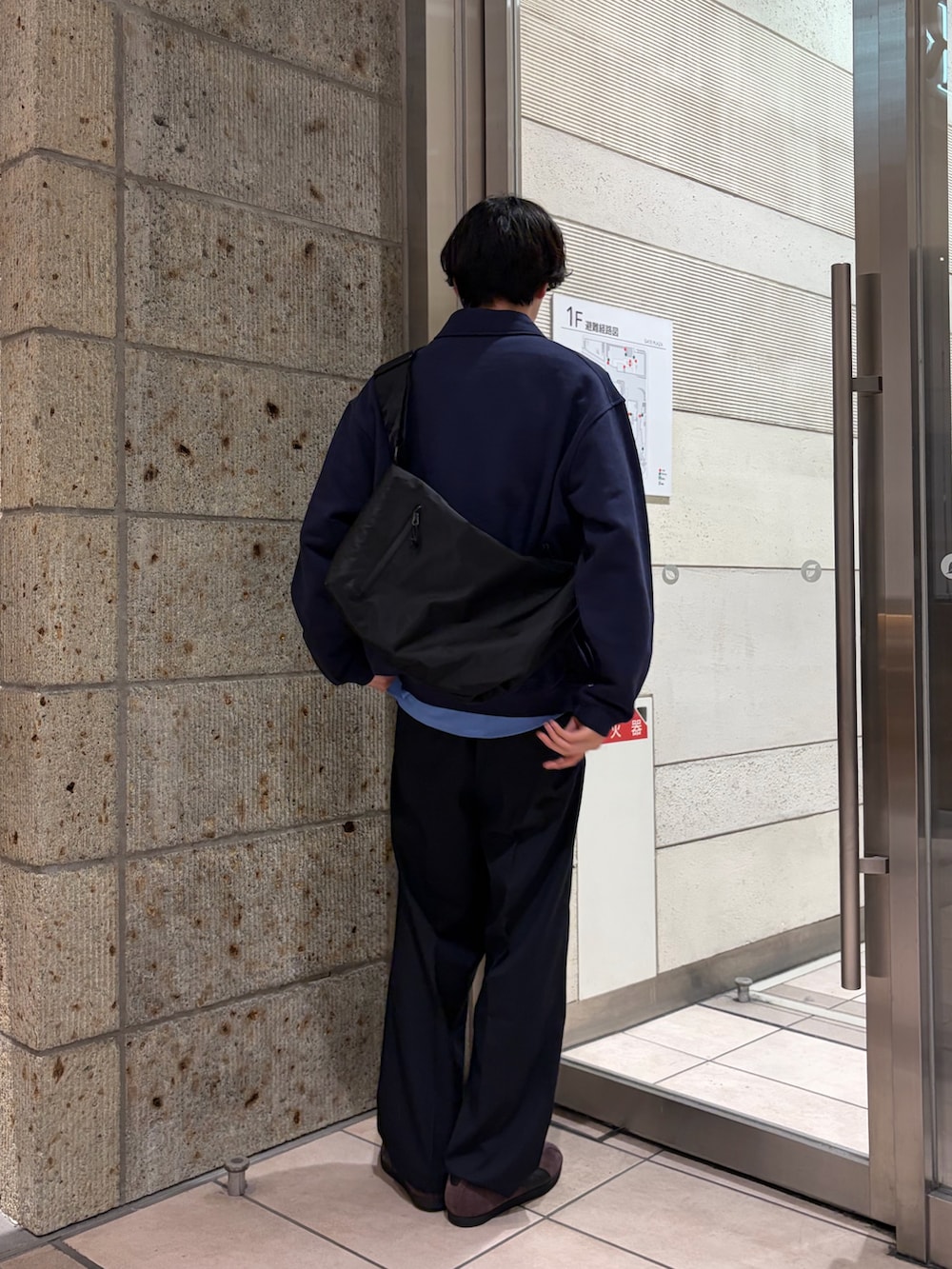 ブルー系のカーディガン/ボレロ、ブルー系のシャツ/ブラウス、ブラック系のショルダーバッグを着用したメンズの春コーディネートの5枚目の写真