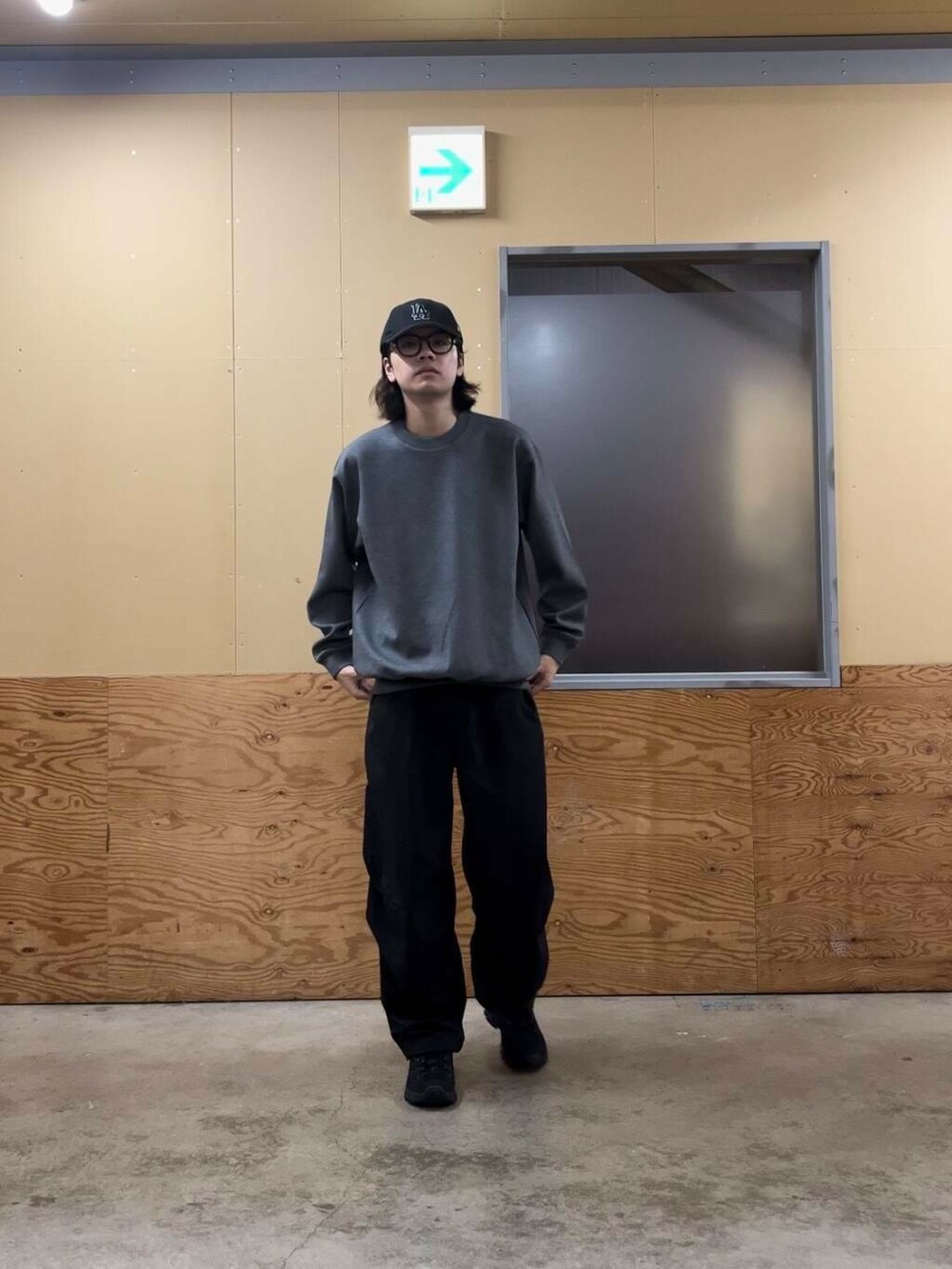 グレー系のスウェット、ブラック系のその他パンツ、ブラック系のスニーカーを着用したメンズの秋コーディネートの2枚目の写真