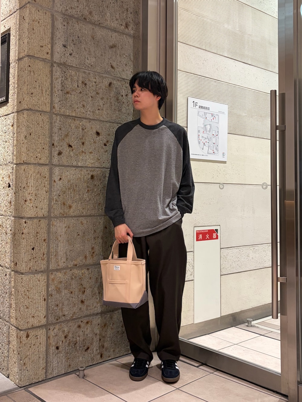 グレー系のTシャツ/カットソー、ブラウン系のその他パンツ、ブラック系のスニーカーを着用したメンズの春コーディネートの3枚目の写真