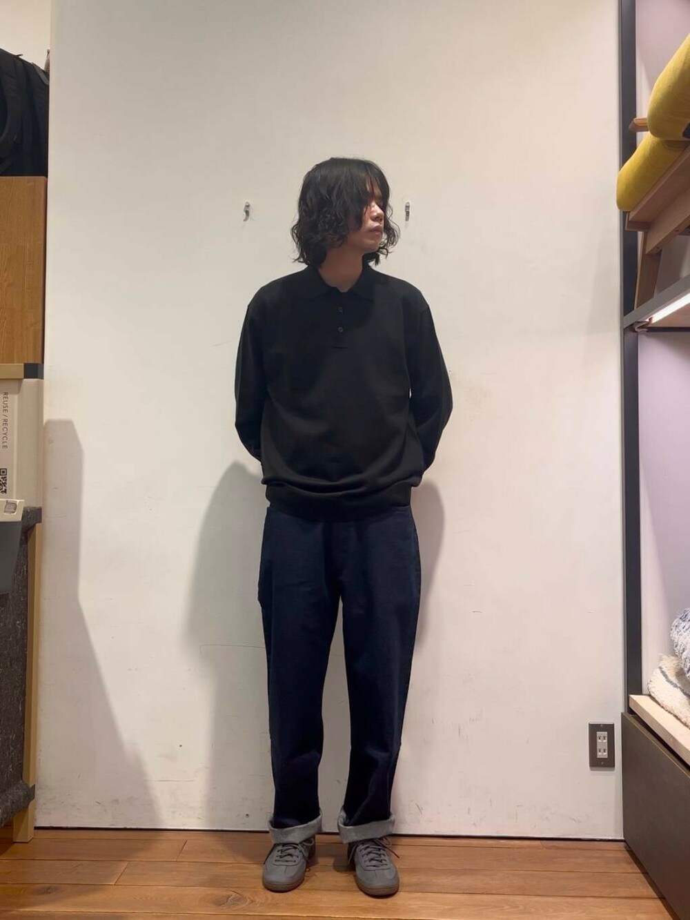 ブルー系のデニムパンツ、グレー系のその他アウター、ブラック系のポロシャツを着用したメンズの冬コーディネートの4枚目の写真