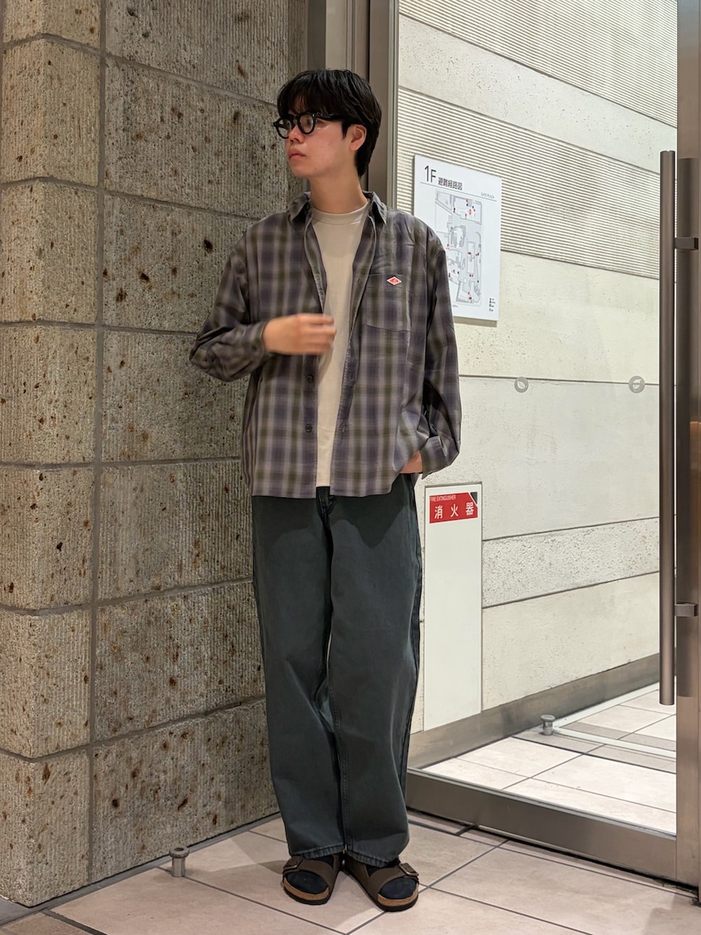 グリーン系のシャツ/ブラウス、ベージュ系のTシャツ/カットソー、ブラウン系のサンダルを着用したメンズの夏コーディネートの2枚目の写真