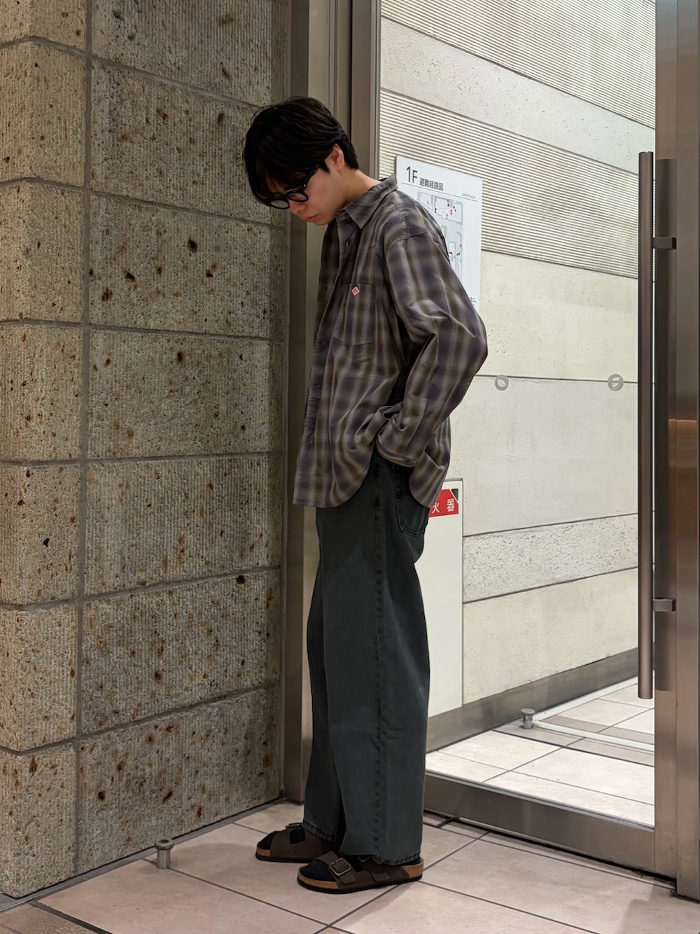 グリーン系のシャツ/ブラウス、ベージュ系のTシャツ/カットソー、ブラウン系のサンダルを着用したメンズの夏コーディネートの4枚目の写真