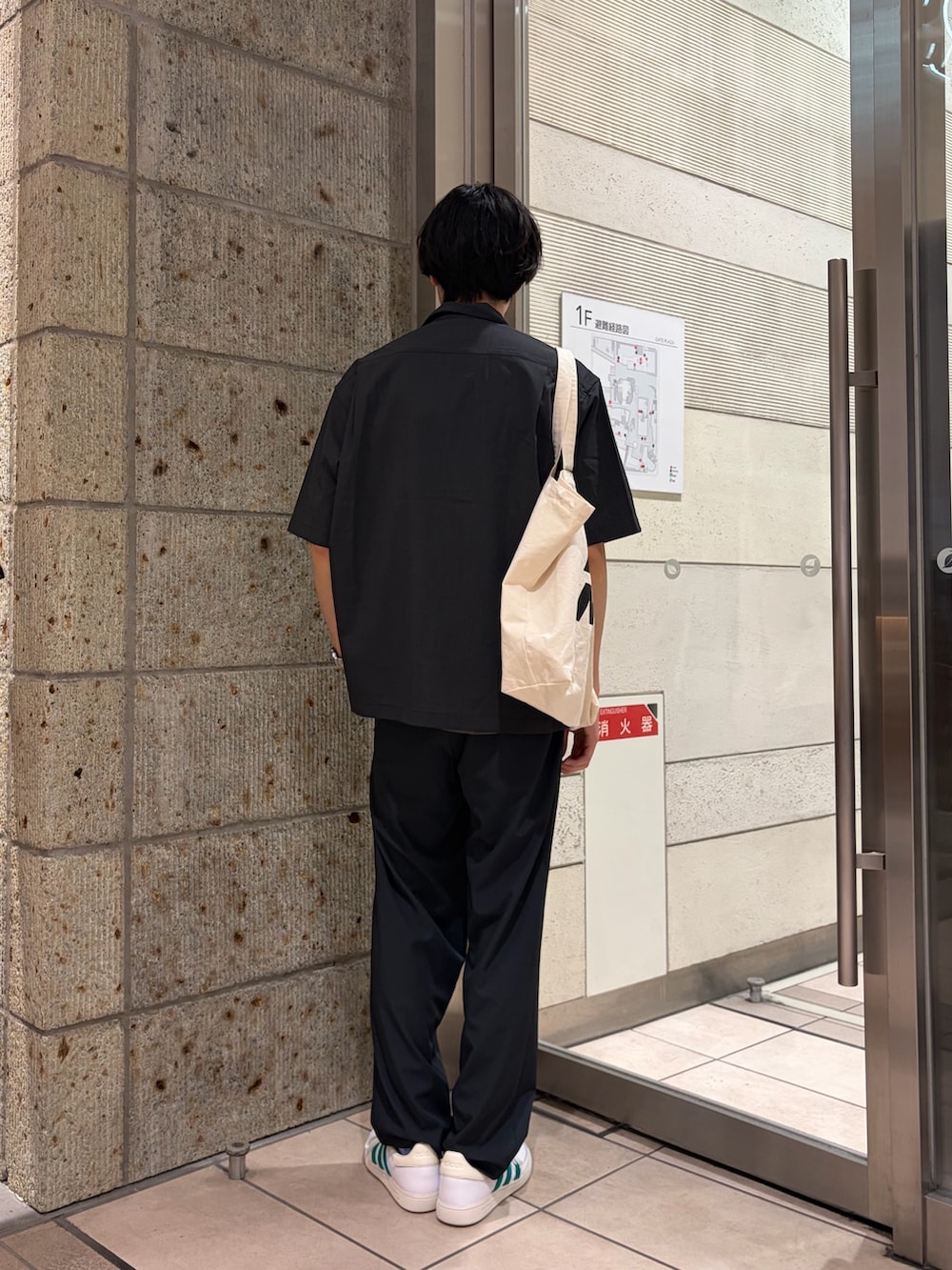 グレー系のTシャツ/カットソー、グレー系のシャツ/ブラウス、グレー系のその他パンツを着用したメンズの春コーディネートの6枚目の写真