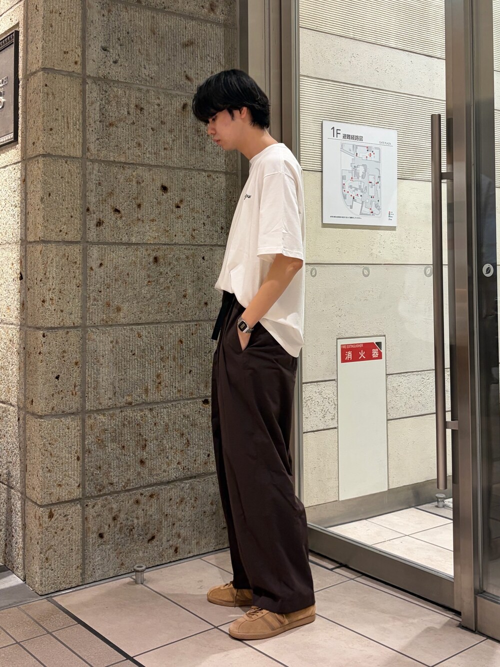 ホワイト系のTシャツ/カットソー、ブラウン系のその他パンツ、ブラウン系のスニーカーを着用したメンズの夏コーディネートの3枚目の写真