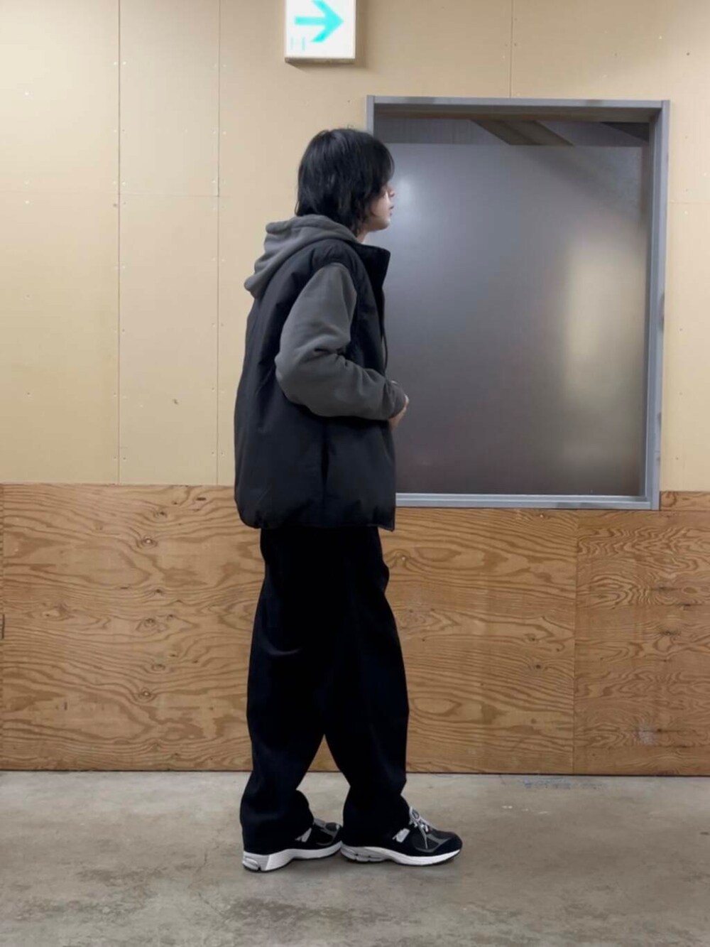 ブラック系のその他パンツ、ブラック系のダウンベスト、グレー系のスウェットを着用したメンズの秋コーディネートの2枚目の写真