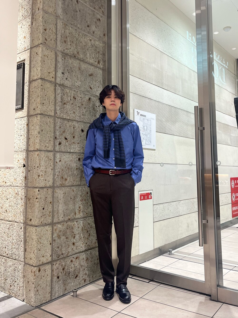 ブラック系のドレスシューズ、ブラウン系のその他パンツ、ブルー系のシャツ/ブラウスを着用したメンズの秋コーディネートの2枚目の写真