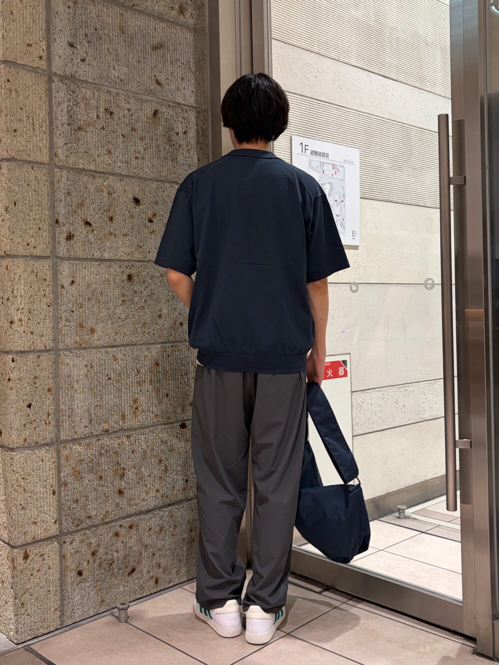 ブルー系のカーディガン/ボレロ、ホワイト系のTシャツ/カットソー、ブルー系のショルダーバッグを着用したメンズの春コーディネートの6枚目の写真