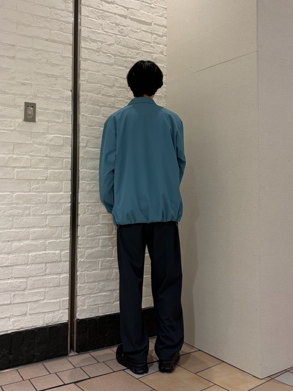 グレー系のTシャツ/カットソー、グリーン系のカーディガン/ボレロ、グレー系のその他パンツを着用したメンズの春コーディネートの7枚目の写真