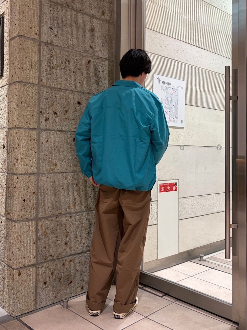 グリーン系のその他アウター、ブラック系のスニーカー、グレー系のスウェットを着用したメンズの春コーディネートの5枚目の写真