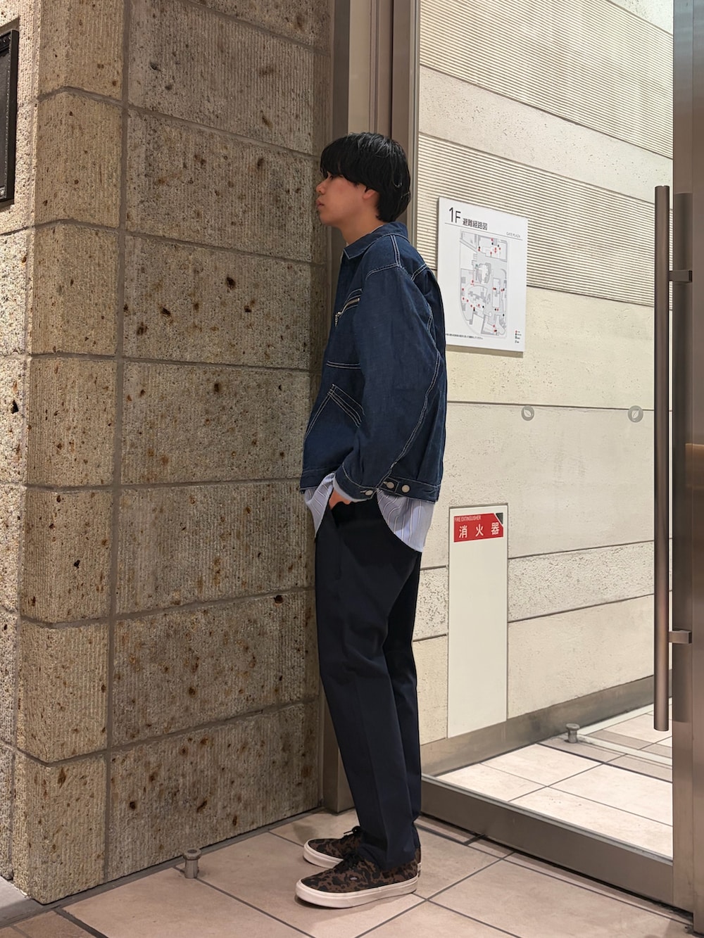 ブルー系のブルゾン、ブルー系のシャツ/ブラウス、ブルー系のその他パンツを着用したメンズの春コーディネートの3枚目の写真