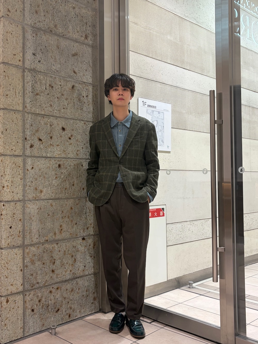 ブラウン系のその他パンツ、その他のシャツ/ブラウス、その他のその他アウターを着用したメンズの冬コーディネートの2枚目の写真