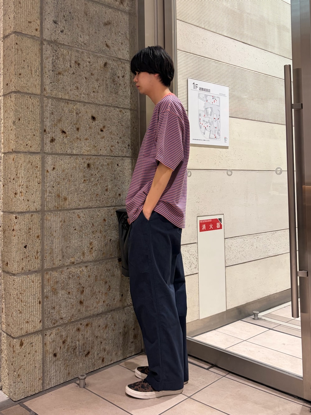 グレー系のその他アウター、グリーン系のTシャツ/カットソー、ブラウン系のスニーカーを着用したメンズの春コーディネートの6枚目の写真