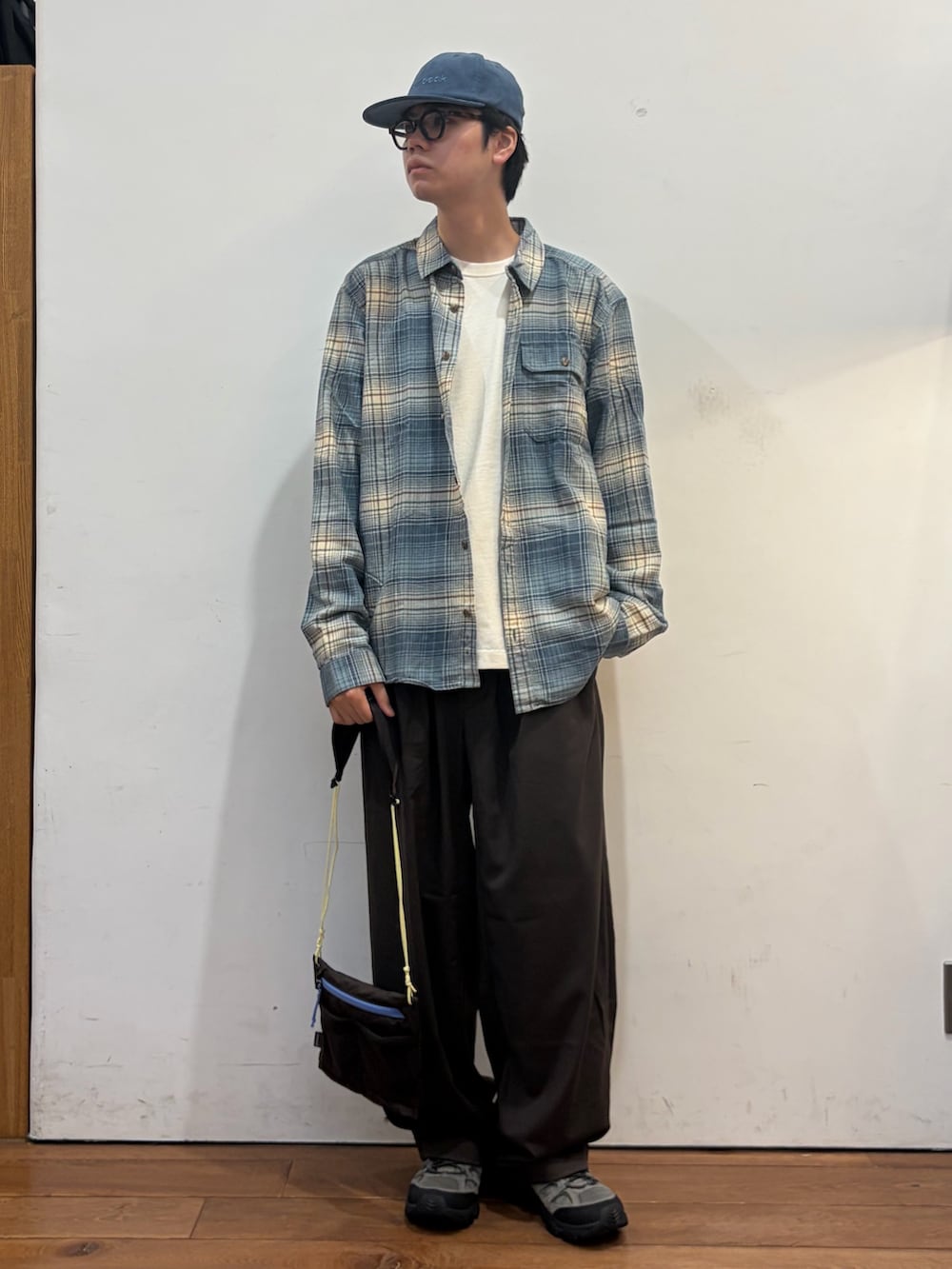 ブルー系のシャツ/ブラウス、ブラウン系のショルダーバッグ、ホワイト系のTシャツ/カットソーを着用したメンズの秋コーディネートの2枚目の写真