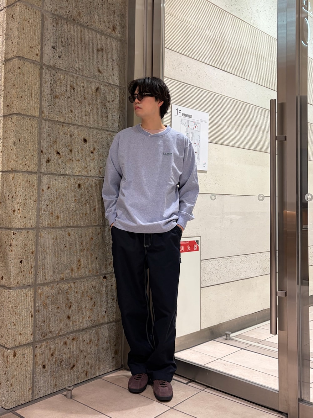 ブルー系のその他パンツ、ブラウン系のスニーカー、ブルー系のTシャツ/カットソーを着用したメンズの冬コーディネートの2枚目の写真