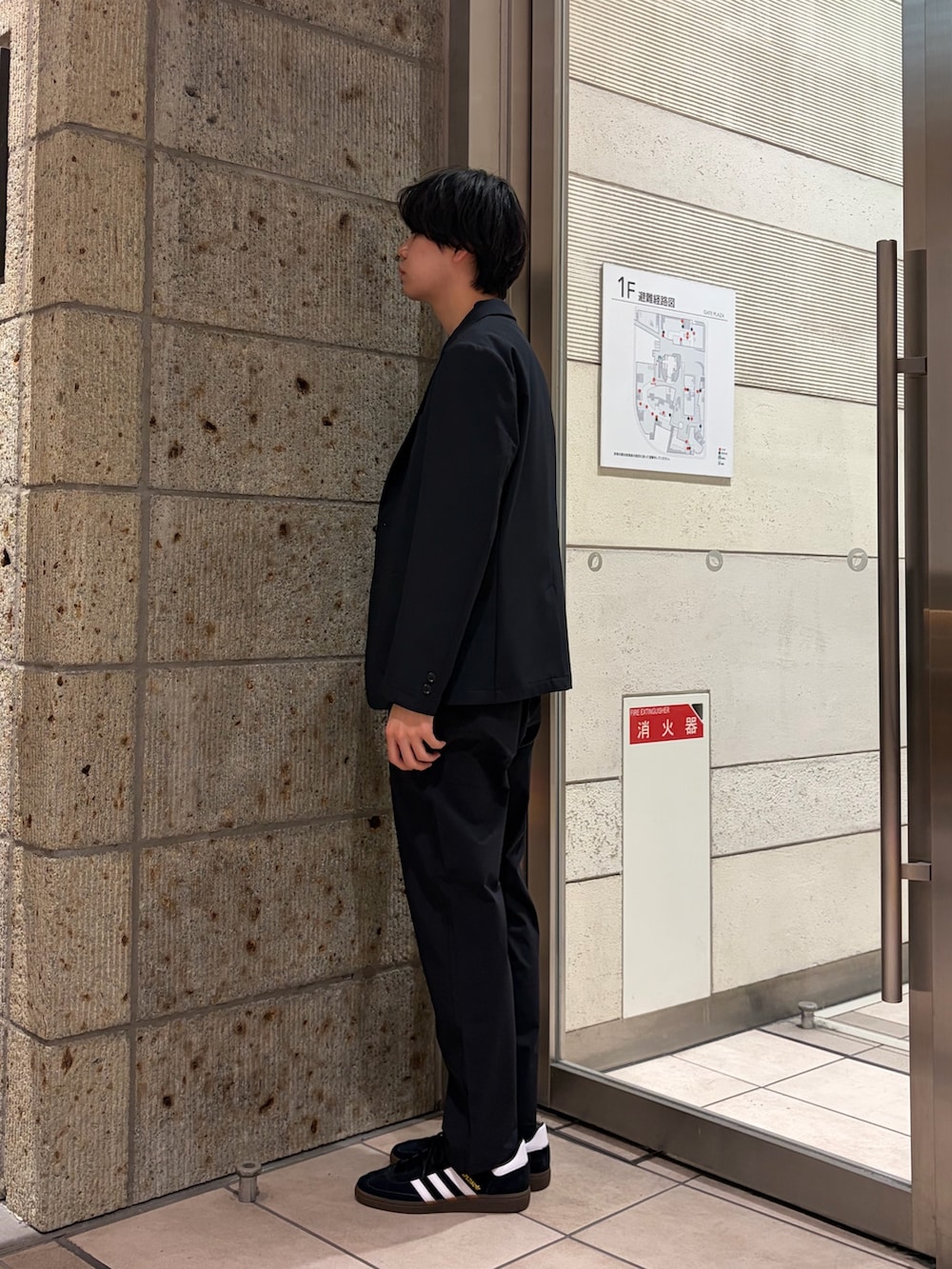 ブルー系のその他アウター、ブルー系のニット/セーター、ブラック系のその他パンツを着用したメンズの春コーディネートの2枚目の写真