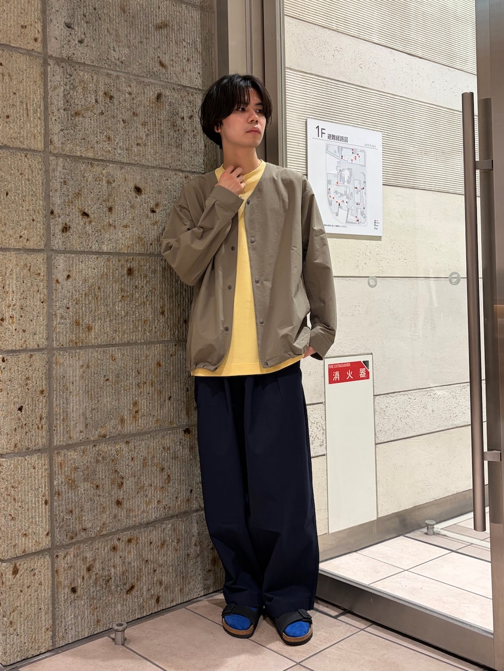ブルー系のその他パンツ、イエロー系のTシャツ/カットソー、グリーン系のノーカラージャケットを着用したメンズの春コーディネートの2枚目の写真