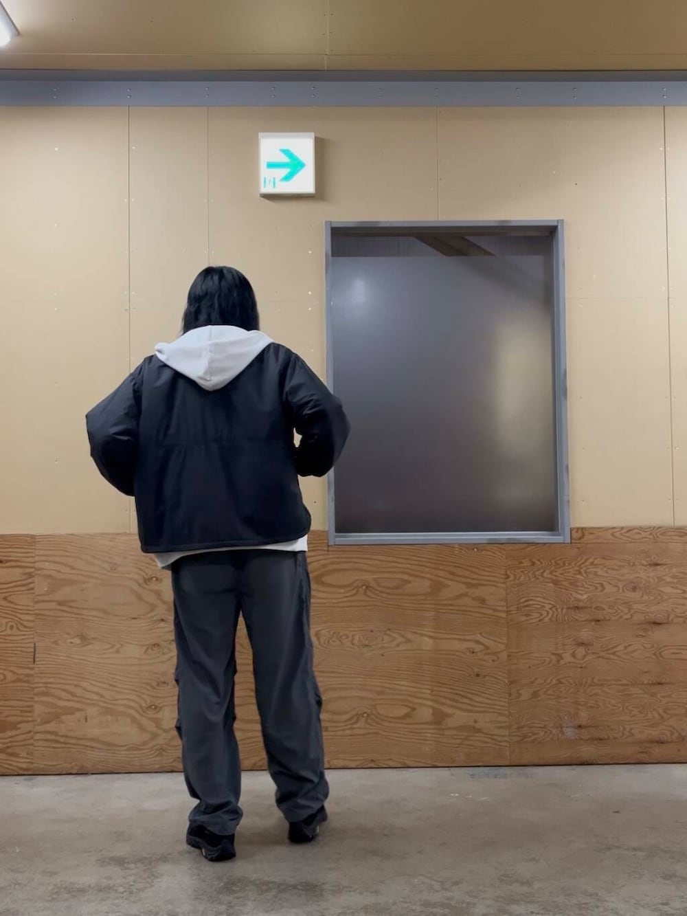 グレー系のその他パンツ、ブラック系のスニーカー、グレー系のパーカーを着用したメンズの秋コーディネートの4枚目の写真