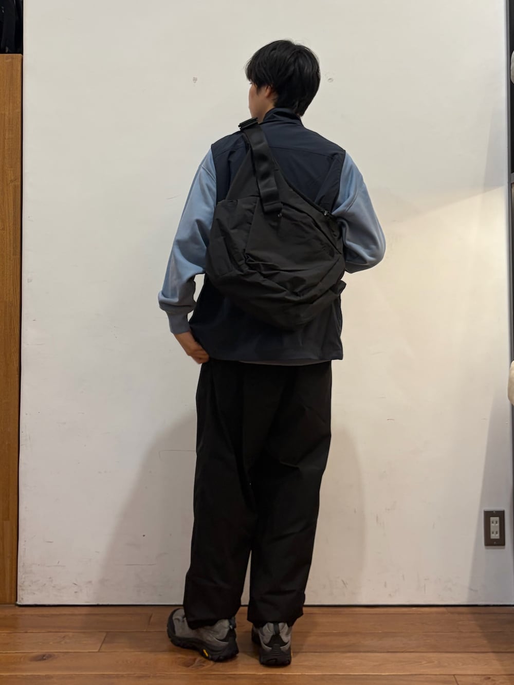 ブルー系のスウェット、ブラック系のその他パンツ、ブラック系のショルダーバッグを着用したメンズの秋コーディネートの3枚目の写真
