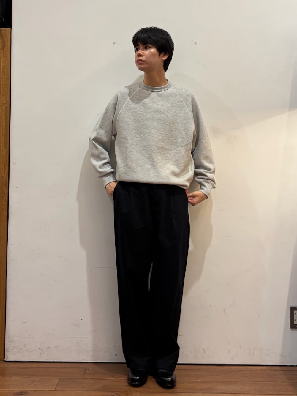 グレー系のスウェット、ブルー系のその他パンツ、ブラック系のドレスシューズを着用したメンズの秋コーディネートの3枚目の写真