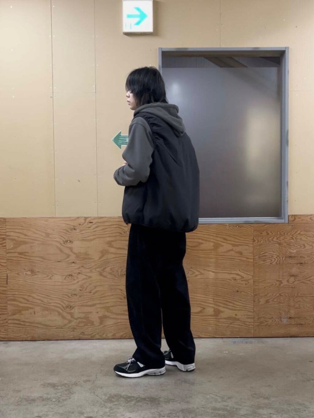 ブラック系のその他パンツ、ブラック系のダウンベスト、グレー系のスウェットを着用したメンズの秋コーディネートの3枚目の写真