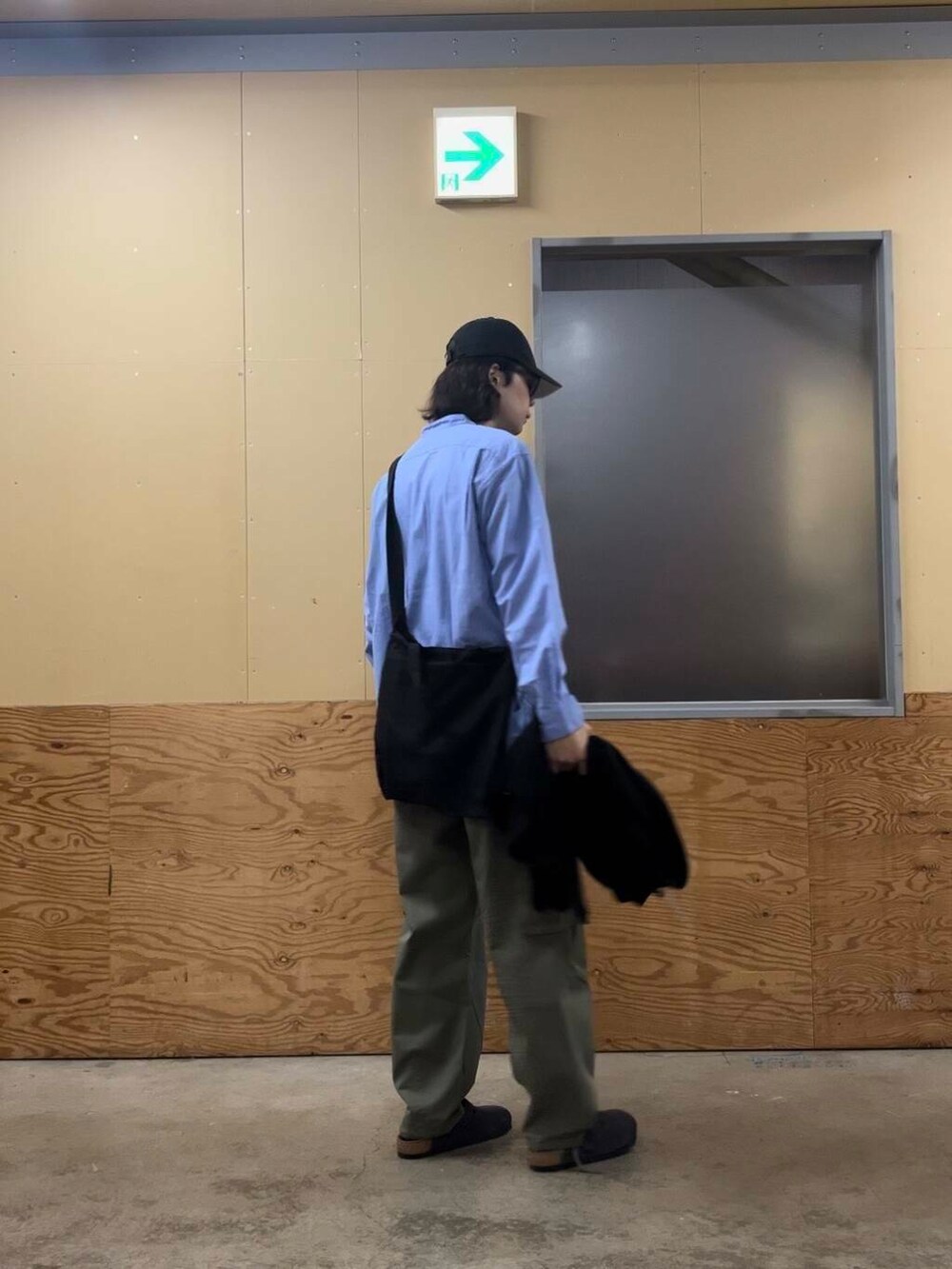 ブラック系のショルダーバッグ、ブルー系のシャツ/ブラウス、ブラック系のカーディガン/ボレロを着用したメンズの秋コーディネートの5枚目の写真