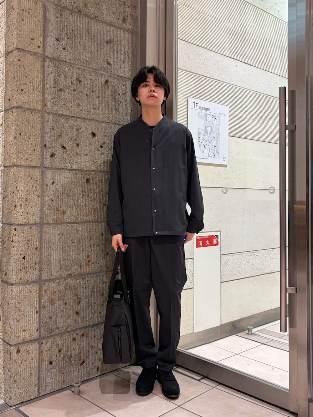 グレー系のブルゾン、ブラック系のTシャツ/カットソー、グレー系のその他パンツを着用したメンズの春コーディネートの4枚目の写真