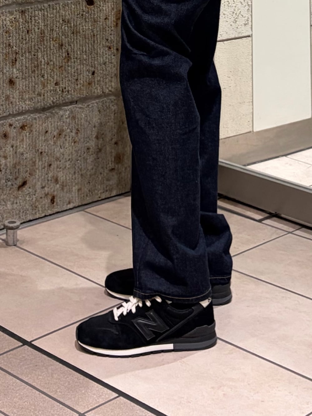 ブルー系のブルゾン、ブルー系のシャツ/ブラウス、ブルー系のデニムパンツを着用したメンズの冬コーディネートの4枚目の写真