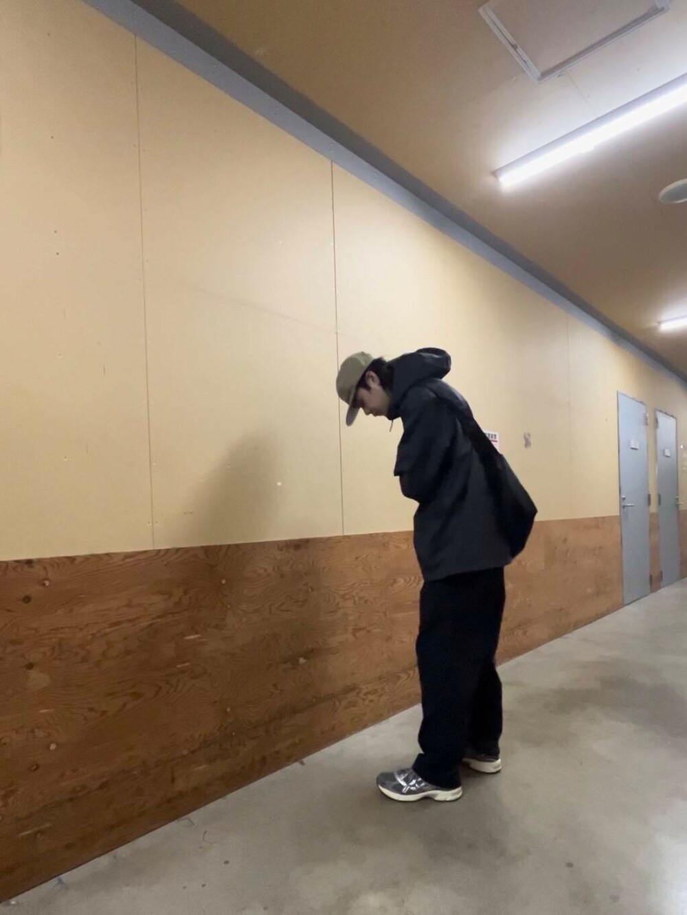 グレー系のスニーカー、ブラック系のその他パンツ、ブルー系のテーラードジャケットを着用したメンズの秋コーディネートの2枚目の写真