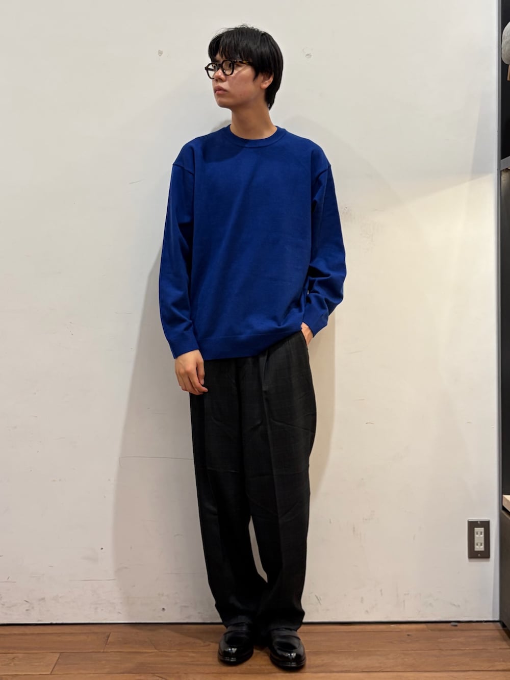 ブルー系のニット/セーター、その他のその他パンツ、ブラック系のドレスシューズを着用したメンズの秋コーディネートの3枚目の写真
