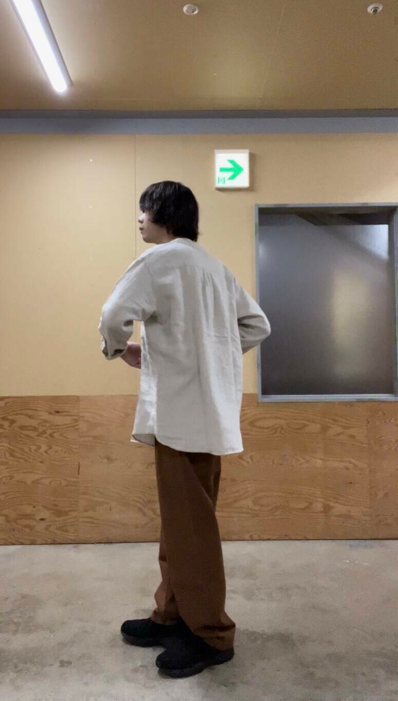 ブラウン系のデニムパンツ、ホワイト系のシャツ/ブラウス、ブラック系のスニーカーを着用したメンズの夏コーディネートの4枚目の写真