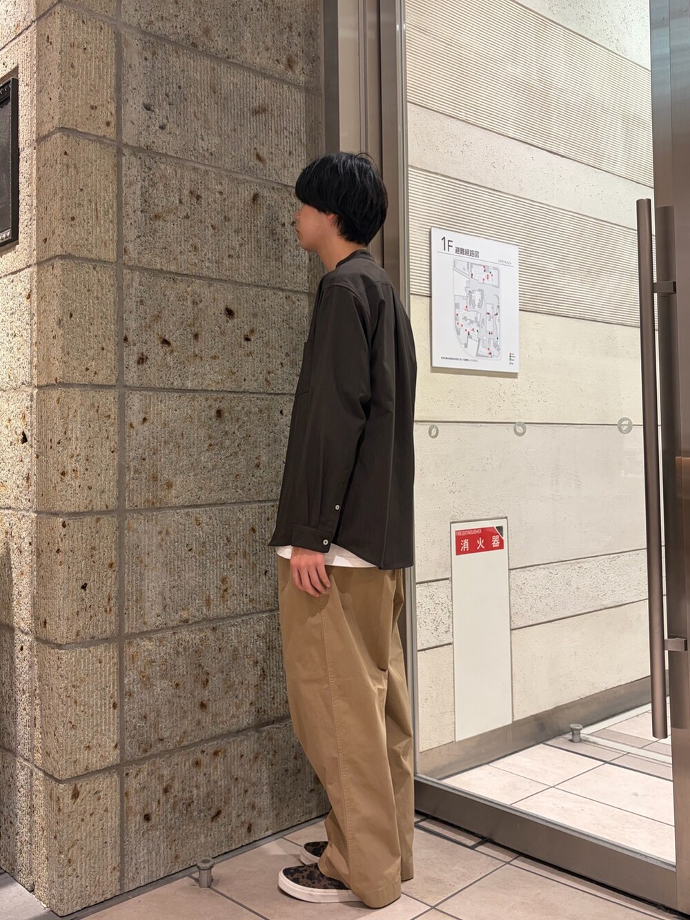 ベージュ系のその他パンツ、ホワイト系のTシャツ/カットソー、ブラウン系のシャツ/ブラウスを着用したメンズの春コーディネートの3枚目の写真