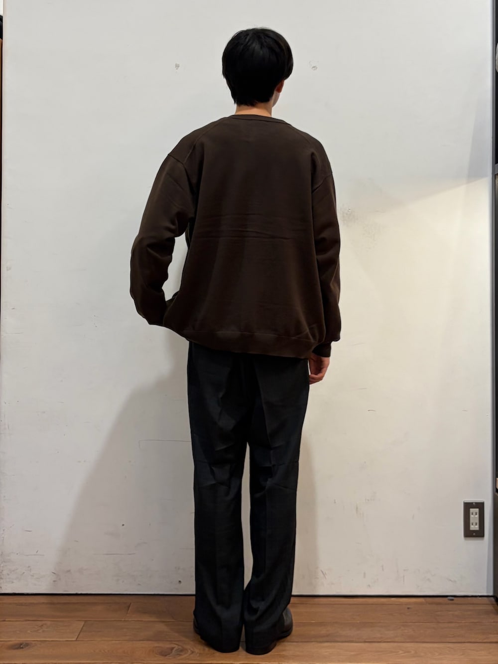 ブラウン系のカーディガン/ボレロ、その他のその他パンツ、ブラック系のドレスシューズを着用したメンズの秋コーディネートの3枚目の写真