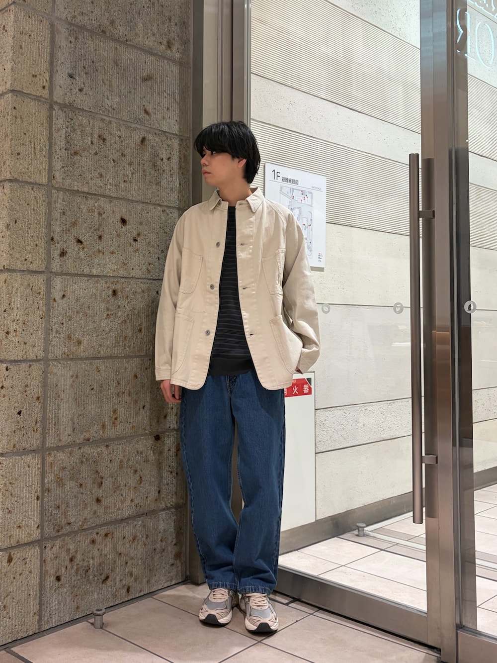 ホワイト系のカバーオール、グレー系のニット/セーター、グレー系のスニーカーを着用したメンズの冬コーディネートの3枚目の写真