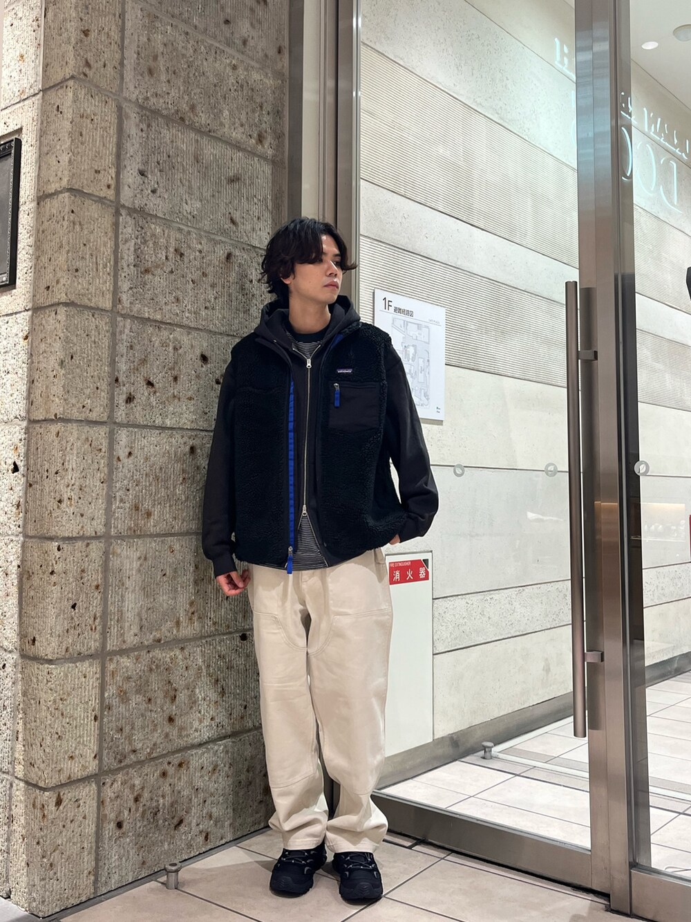 ブラック系のベスト、ブラック系のパーカー、ブラック系のTシャツ/カットソーを着用したメンズの秋コーディネートの5枚目の写真