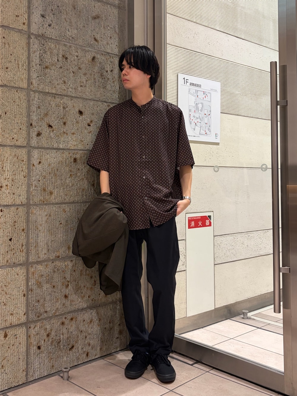 ブラック系のその他パンツ、ブラウン系のその他アウター、ブラウン系のシャツ/ブラウスを着用したメンズの春コーディネートの6枚目の写真