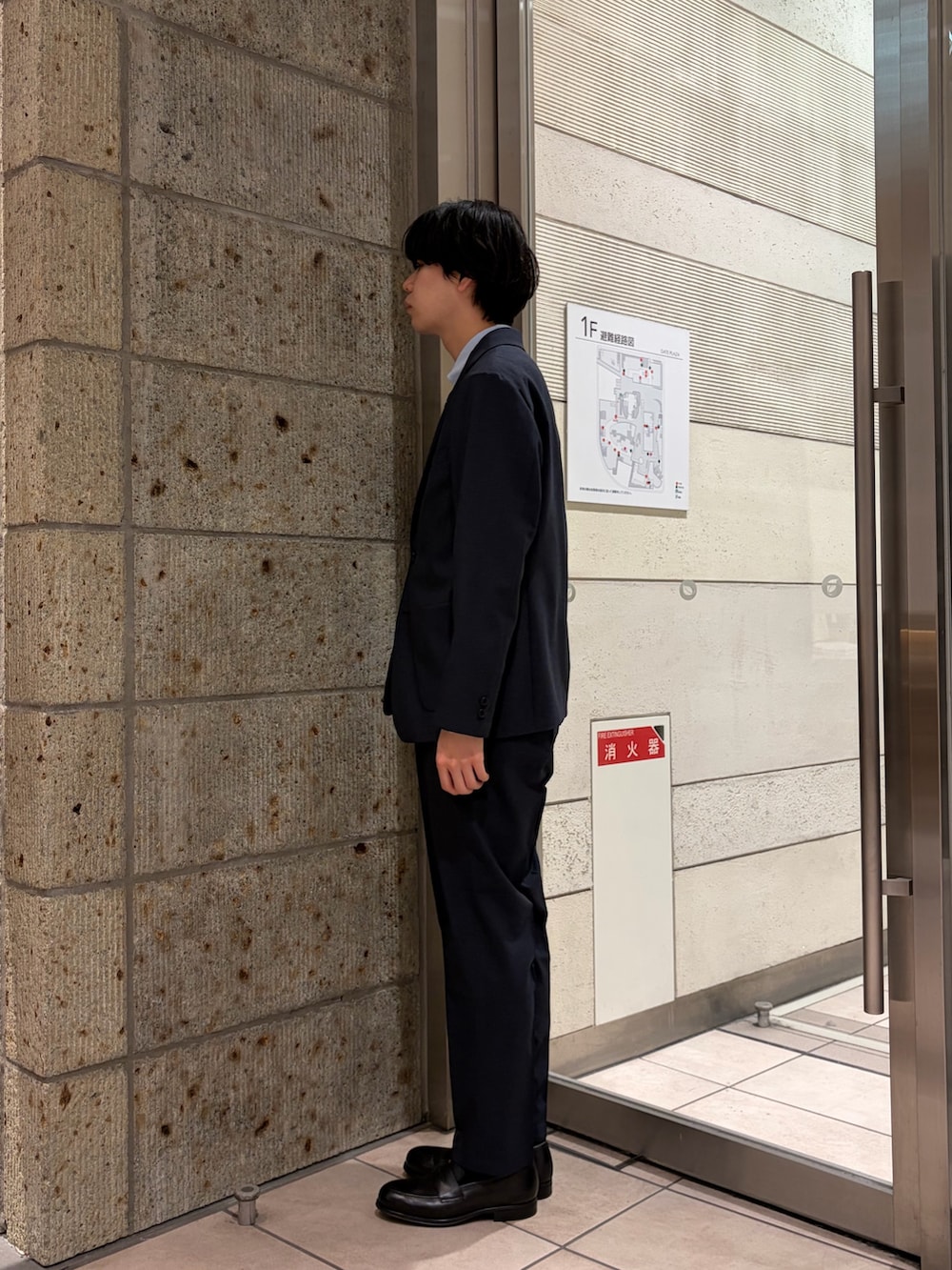 ブルー系のシャツ/ブラウス、ブルー系のネクタイ、ブルー系のスーツパンツを着用したメンズの春コーディネートの3枚目の写真