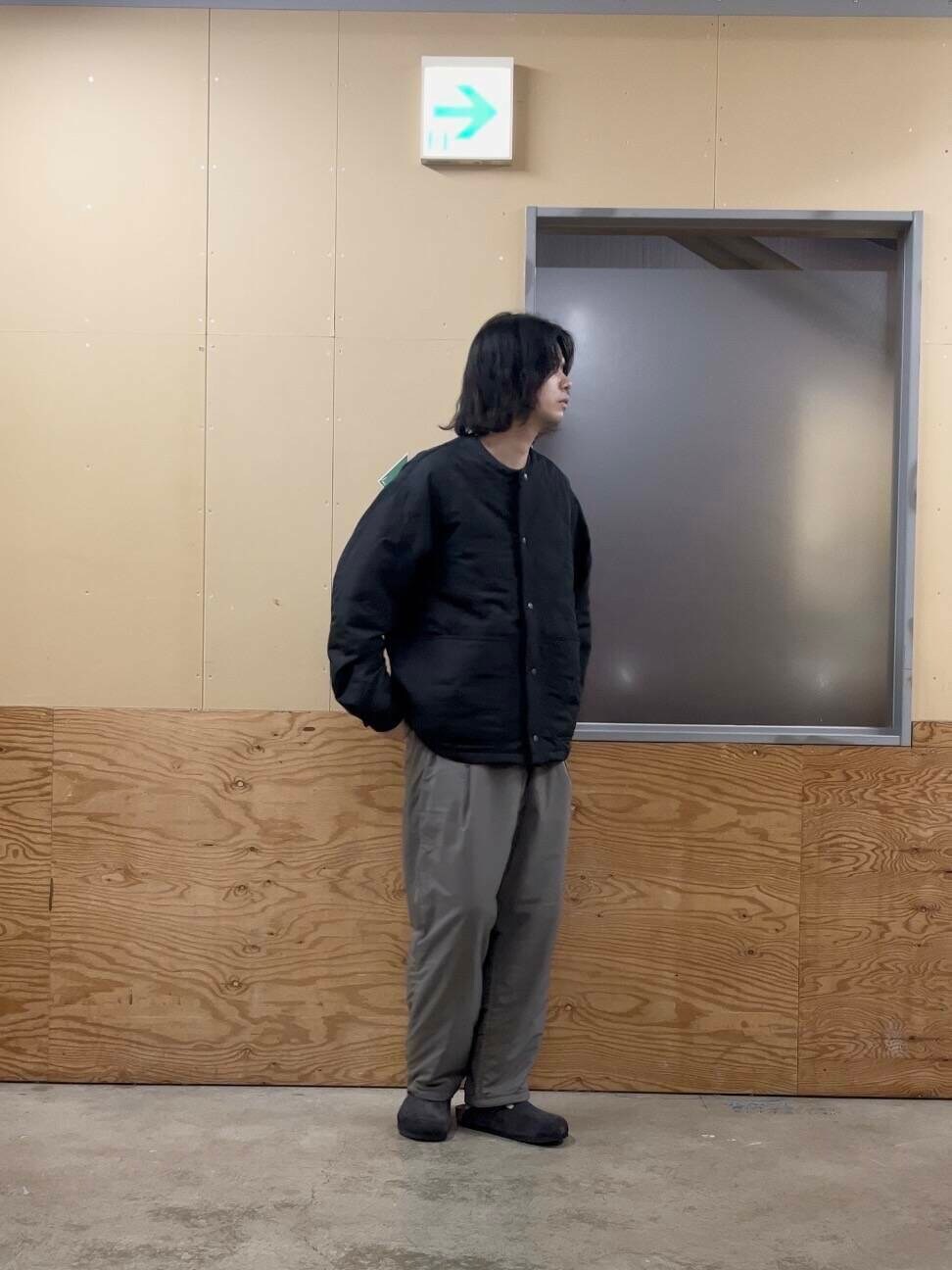 グレー系のその他パンツ、ブラック系のブルゾン、グレー系のニット/セーターを着用したメンズの秋コーディネートの5枚目の写真