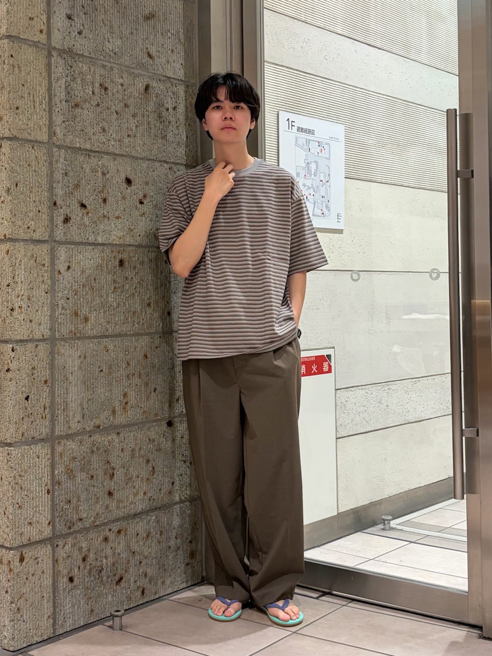 ベージュ系のTシャツ/カットソー、ブラウン系のその他パンツを着用したメンズの夏コーディネートの2枚目の写真