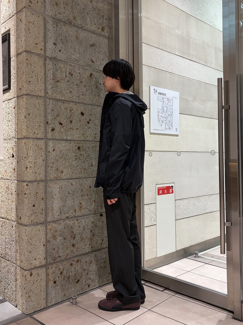 ブラック系のテーラードジャケット、ベージュ系のTシャツ/カットソー、ブラック系のその他パンツを着用したメンズの春コーディネートの3枚目の写真