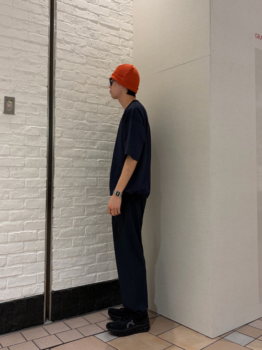 ブルー系のTシャツ/カットソー、ブラック系のスニーカー、グレー系のその他パンツを着用したメンズの春コーディネートの3枚目の写真