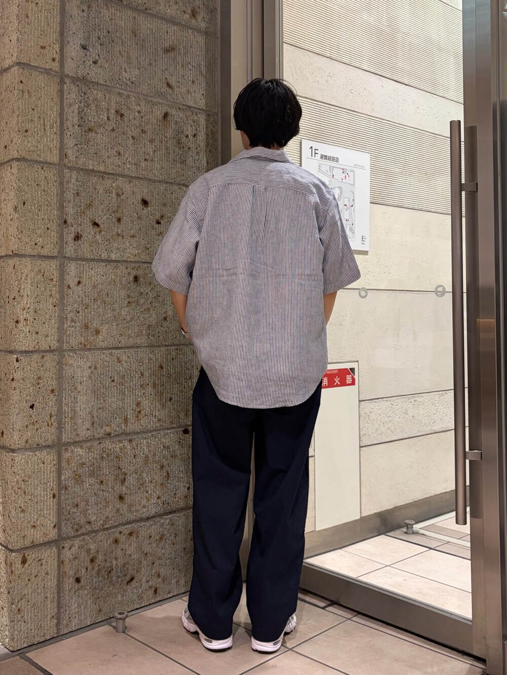 ブルー系のシャツ/ブラウス、ホワイト系のTシャツ/カットソー、ブルー系のその他パンツを着用したメンズの春コーディネートの5枚目の写真
